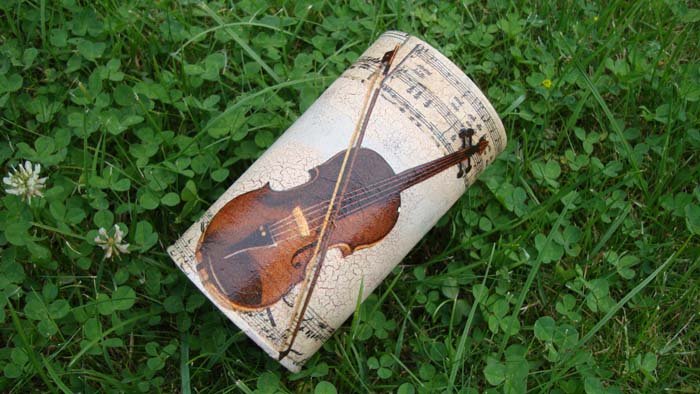 Can with violin