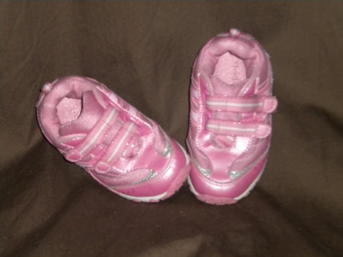 Stride Rite 6.5W Athletic Sneaker