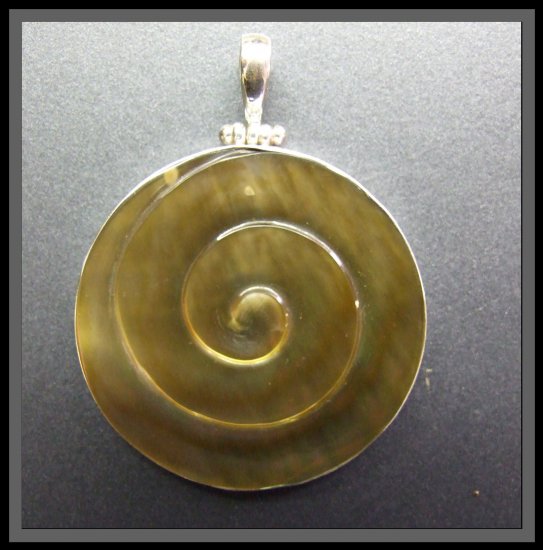Circular Silver Pendant with Mother of pearl