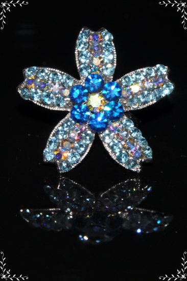 Daisy on star crystal ring in blue R1245
