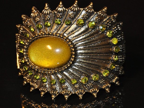Yellowish-green oval-shaped stone with green crysral bangle B1001