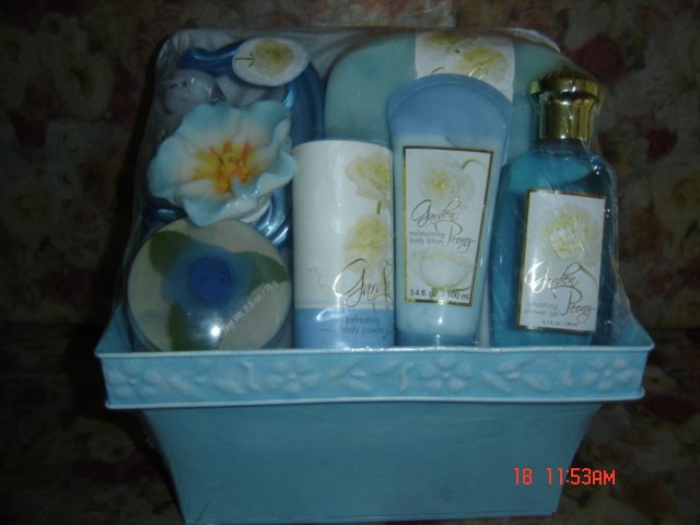 FLORA PEONY 7 PC WOMEN'S BATH SET IN METAL PLANTER