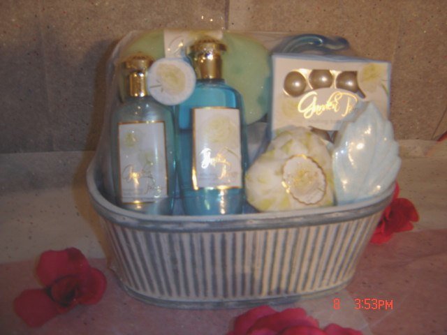 GARDEN PEONY 7 PC WOMEN'S BATH SET IN WOVEN BASKET