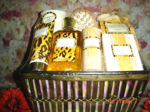 SAF ARI 7 PC WOMEN'S BATH SET WITH WOVEN BASKET