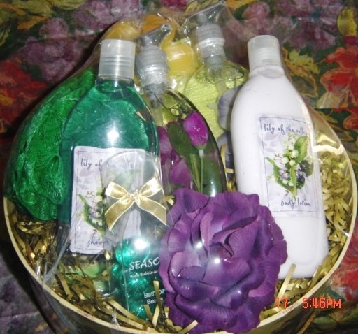 LILY OF THE VALLEY 9 PC BATH SET W/ LARGE HAT BOX