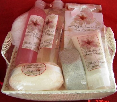 WILD LILY & SWEET ORANGE 7 PC BATH SET IN WIRE BASKET