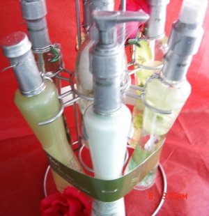 Le BAIN'S GREEN TEA 5 PC BATH SET WITH CHROME RACK STAND