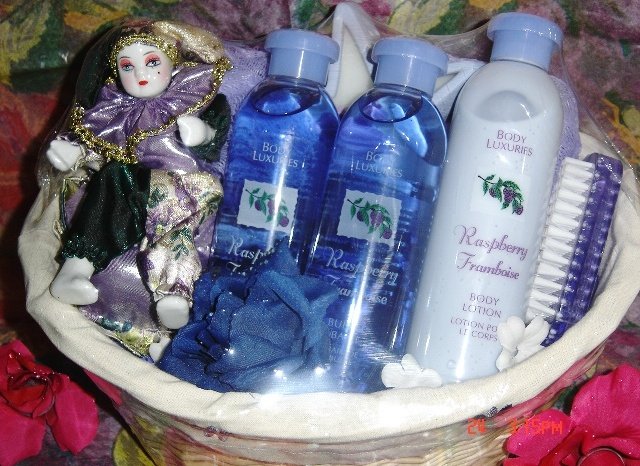 RASPBERRY FRAMBOISE 6 PC BATH SET WITH WOVEN BASKET