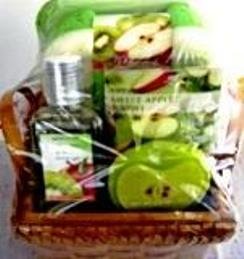 BODY NATURE'S SWEET APPLE KIWI 4 PC MINI BATH SET W/ WOVEN BASKET