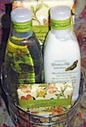AROMAFIELD'S WOMEN'S 4 PC GARDENIA LILY BATH SET