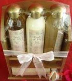 SIMPLE PLEASURE'S 5 PC 9 OZ VANILLA & LILY BATH SET