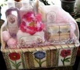 ROSES & GARDENIA 8 PC BATH SET IN WOVEN BASKET