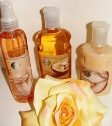 BATH & BODY WORKS CREAMY COCONUT 3 PC BATH GIFT SET