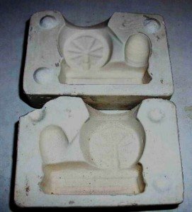 SMALL CERAMIC MOLD ~ SPINNING WHEEL ~ DECORATIONS