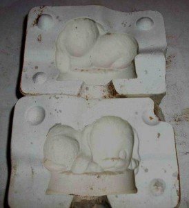 SMALL CERAMIC MOLD ~ PUPPY DOG ~ DECORATIONS