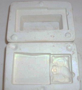 SMALL CERAMIC MOLD ~ MOUSE IN MATCHBOX ~ DECORATIONS