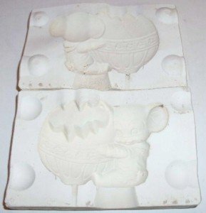 1970 CERAMIC MOLD ORNAMENT ~ MOUSE W/ BROKEN ORNAMENT ~