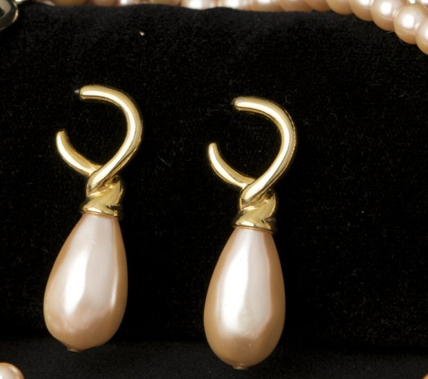 Vintage Carolee © Pink Faux Teardrop Pearl Earrings