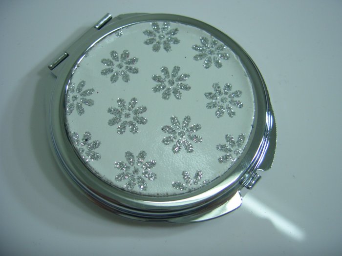 Round White Shining Silver Flower Make Up Mirror Case
