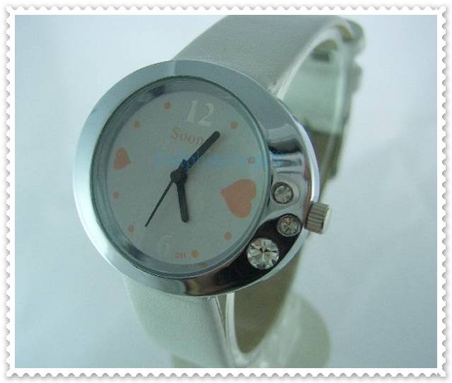 White Leather Oval Case Heart Quartz Wrist Watch w/ Battery