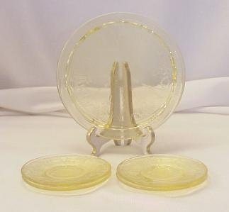 Child's Cake Serving Set Cameo Pattern in Yellow