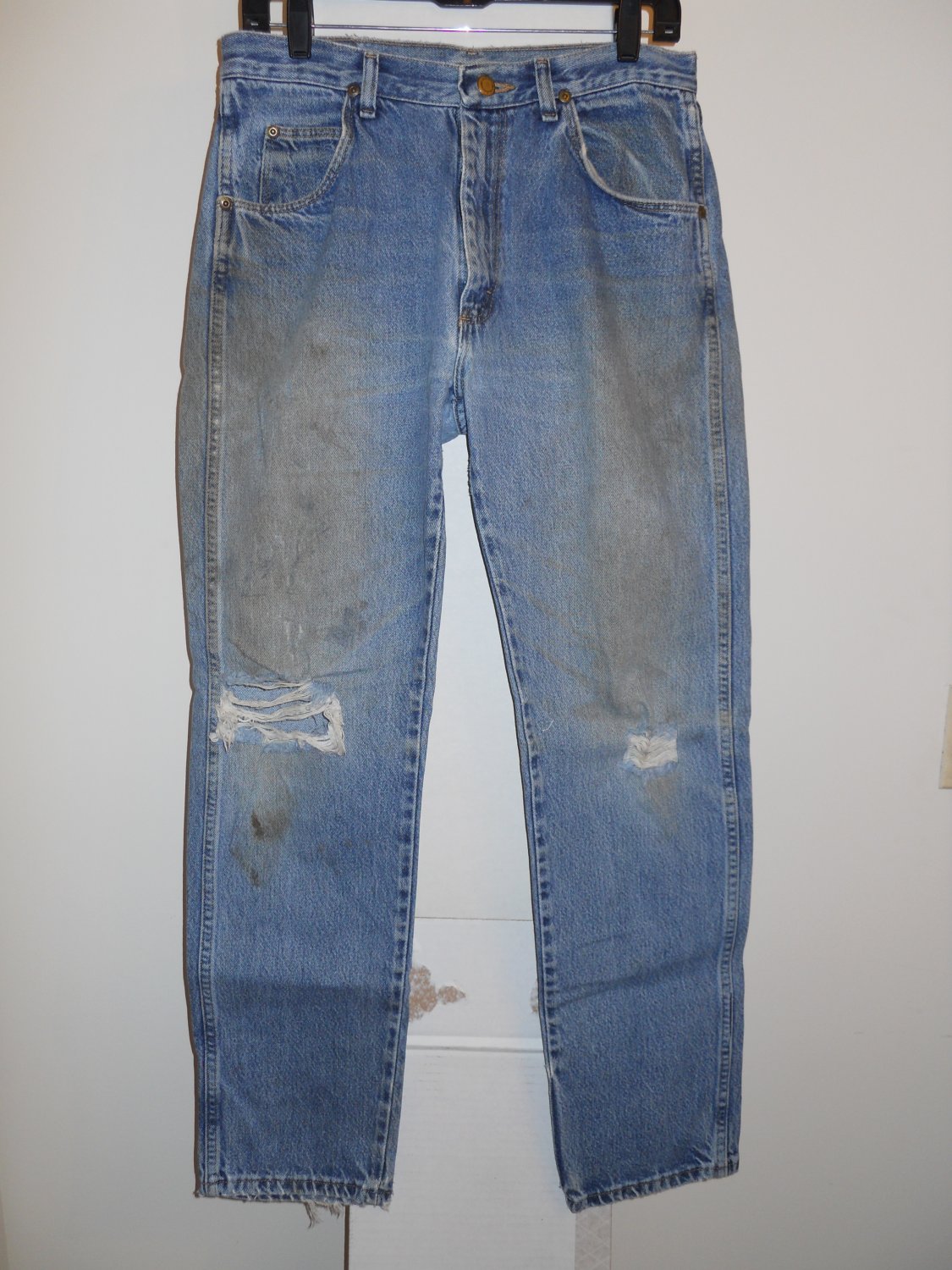 Wrangler used worned torn stained distressed blue denim jeans men's 32x32