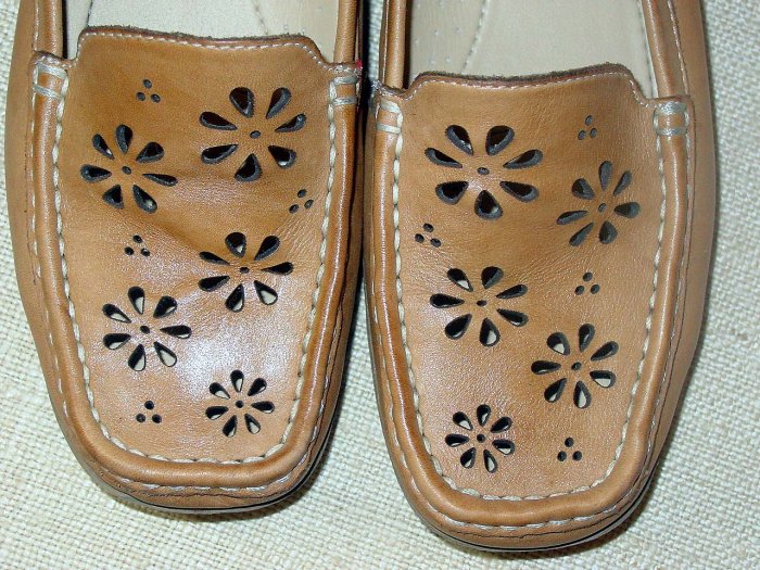 Vintage Thom McAn shoes leather with daisy flower die cuts Size 7 GROOVY