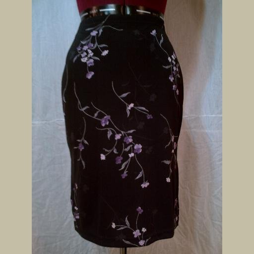 Cute! BLACK STRETCH SKIRT with Lavender Floral Design~Knee-length~size Small