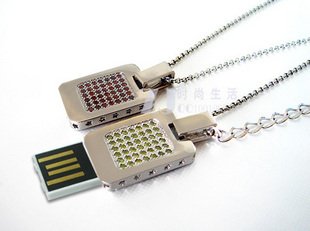 data traveler flash drive necklace 4 GB