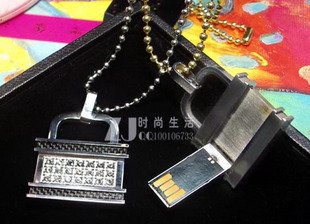 data traveler flash drive necklace 4 GB