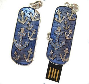 data traveler flash drive necklace 8GB
