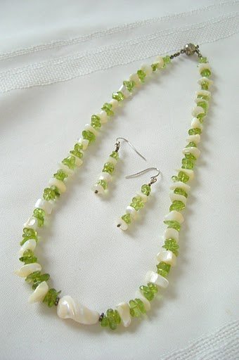 Mother-Of-Pearl Pendant with Peridot Nuggets Necklace Set 3058