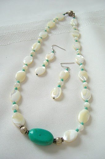Turquoise â Mother of Pearl- Ovals and Bead Necklace 3163