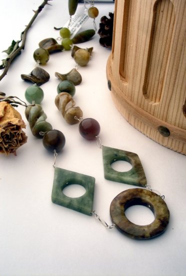 N058 - NECKLACE WITH BEAUTIFUL MULTICOLOR ANTIQUE JADE (FREE EARRINGS)