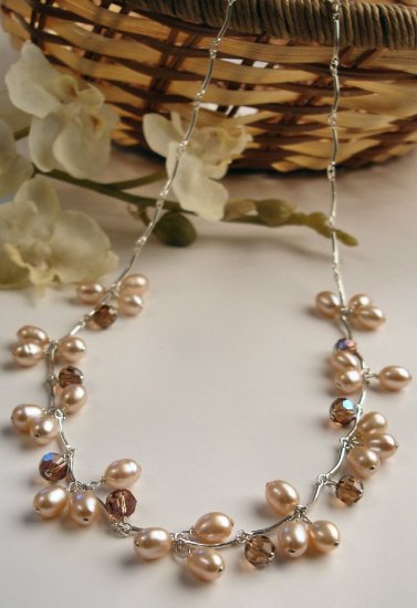 N0556 - NECKLACE WITH BEAUTIFUL BEIGE FRESH WATERPEARLS BEADS AND SWAROVSKI CRYSTAL