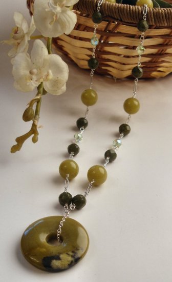N0562 - NECKLACE WITH NATURAL GRENN JADE BEADS AND SWAROVSKI CRYSTAL (FREE EARRINGS)