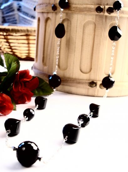 N540 - NECKLACE WITH FACETED BLACK ONYX BEADS (FREE EARRINGS)