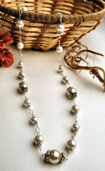 N0524 - NECKLACE WITH BEAUTIFUL WHITE SHELL BEADS (FREE EARRINGS)