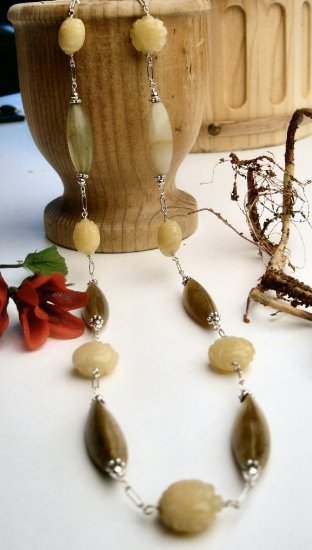 N00107 - NECKLACE WITH NATURAL ANTIQUE JADE GREEN AND YELLOW BEADS (FREE EARRINGS)
