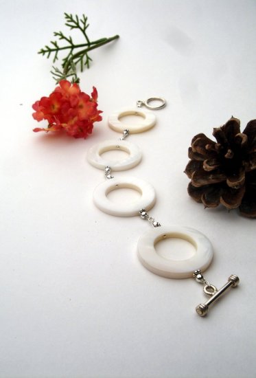 B017 - BRACELET WITH WHITE SHELL FLAT CIRCLES (FREE SHIPPING)