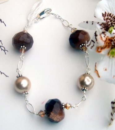 B002 - BRACELET RUST GOLD STONE BEADS AND BEIGE SHELL WITH SWAROVSKI CRYSTAL