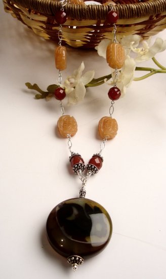 N0608 - NECKLACE WITH JADE GREEN PENDANT (RABBIT - CHINESE HOROSCOPE)