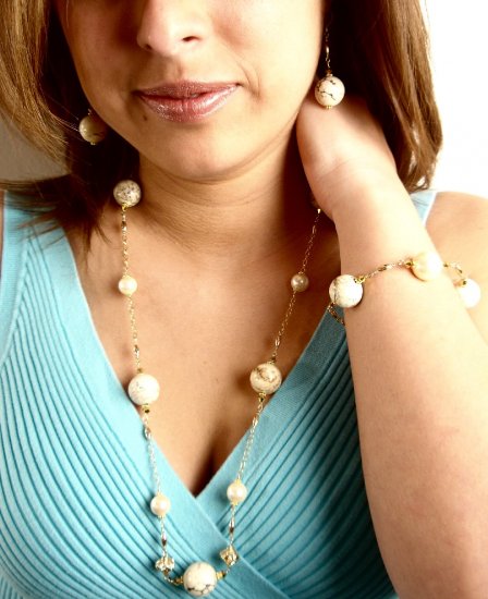N0597 - NECKLACE WITH NATURAL YELLOW TURQUOISE BEADS AND YELLOW SHELL (FREE EARRINGS)