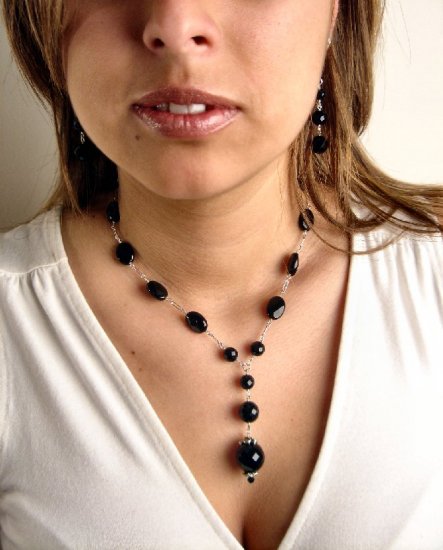 N0601 - NECKLACE WITH NATURAL BLACK ONYX BEADS (FREE EARRINGS)