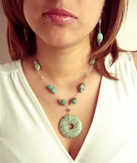 N0598 - NECKLACE WITH AUTHENTIC GREEN TURQUOISE BEADS AND SWAROVSKI CRYSTAL (FREE EARRINGS)