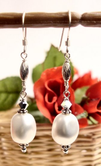 E0025 - EARRINGS WHITE SHELL AND SWAROVSKI CRYSTAL (FREE SHIPPING)