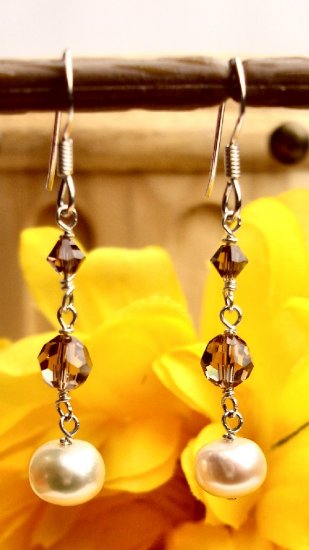 E0031 - EARRINGS WITH BEAUTIFUL BEIGE FRESH WATER PEARLS AND SWAROVSKI CRYSTAL (FREE SHIPPING)