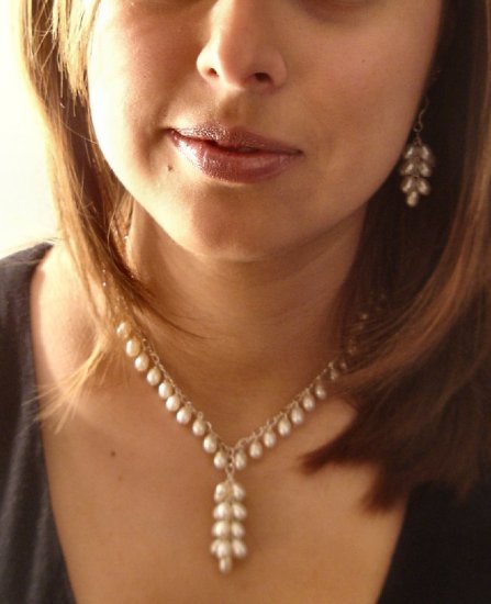 N0619 - NECKLACE WITH BEAUTIFUL WHITE FRESHWATER PEARLS (FREE EARRINGS)