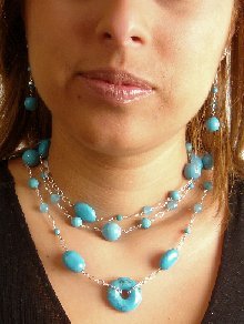 N0629 - NECKLACE WITH AUTHENTIC BLUE TURQUOISE BEADS AND BLUE QUARTZ BEADS (FREE EARRINGS)