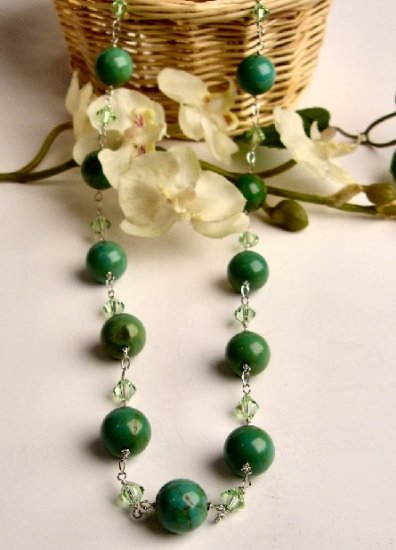 N06584 - NECKLACE WITH GREEN TURQUOISE BEADS AND SWAROVSKI CRYSTAL (FREE EARRINGS)